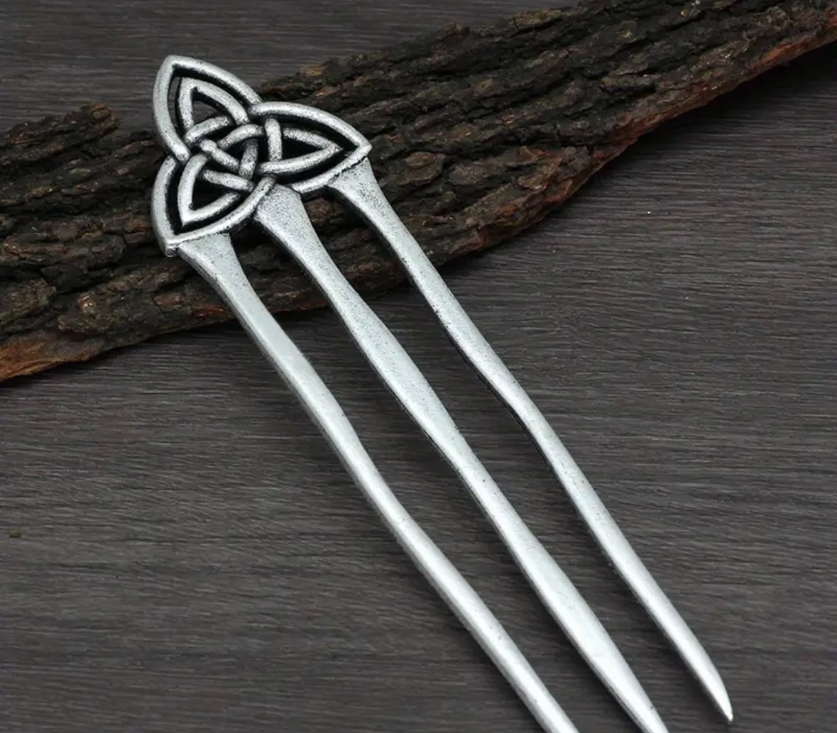 Triquetra hair comb