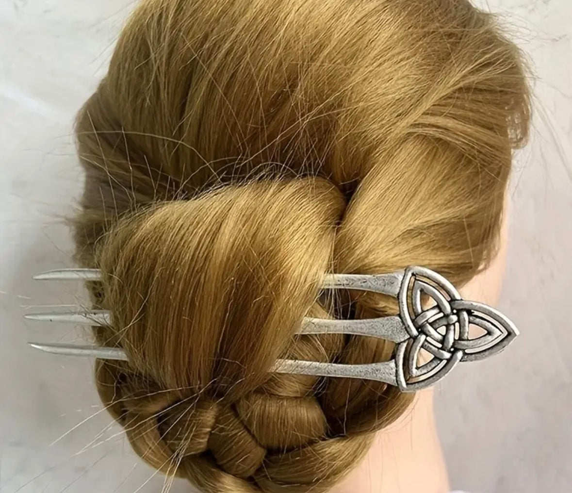 Triquetra hair comb