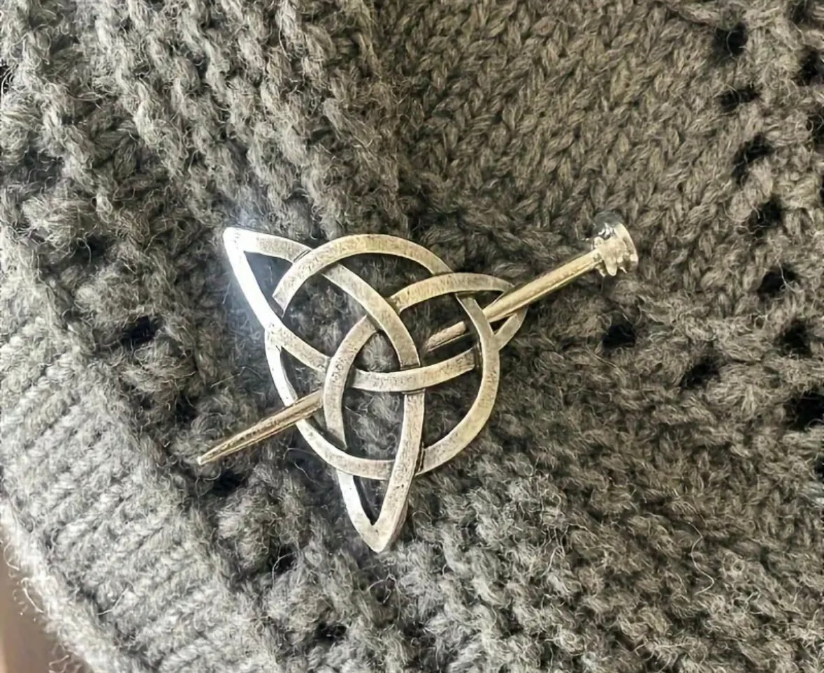 Triquetra hair clip